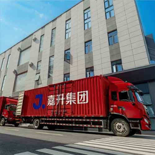 自有 40 辆泡沫运输货车，日配送能力 10000 立方米，500 公里内 24 小时随时送货，实现 “订单下达 - 成品交付” 快速闭环
